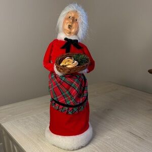 Byers Choice Carolers 1999 Mrs. Claus with Basket of Pastries made for Talbots